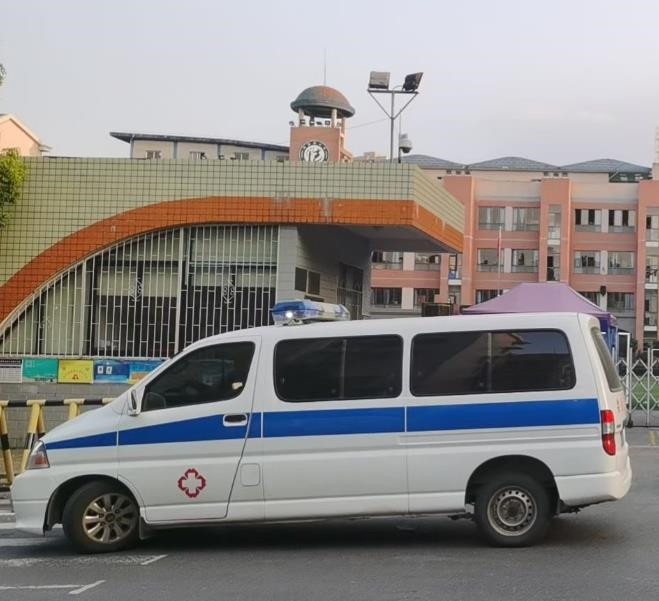 米易救护车出租护送骨折病人一公里多少钱